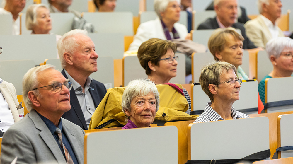 /unimagdeburg_media/Presse/Bilder/Pressemitteilungen/2023/A%CC%88ltere+Menschen+im+Ho%CC%88rsaal+%28c%29+Hannah+Theile+Uni+Magdeburg-height-560-width-1000.jpg