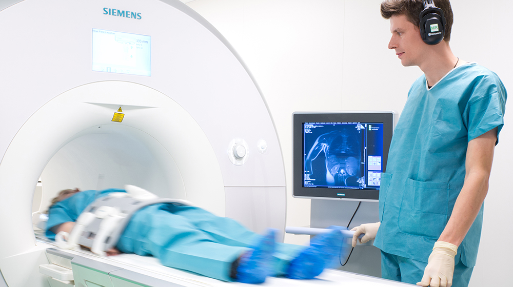 /unimagdeburg_media/Presse/Bilder/Pressemitteilungen/2023/Arzt+schiebt+Patienten+in+MRT+%28c%29+Stefan+Berger+Uni+Magdeburg-height-560-width-1000.jpg
