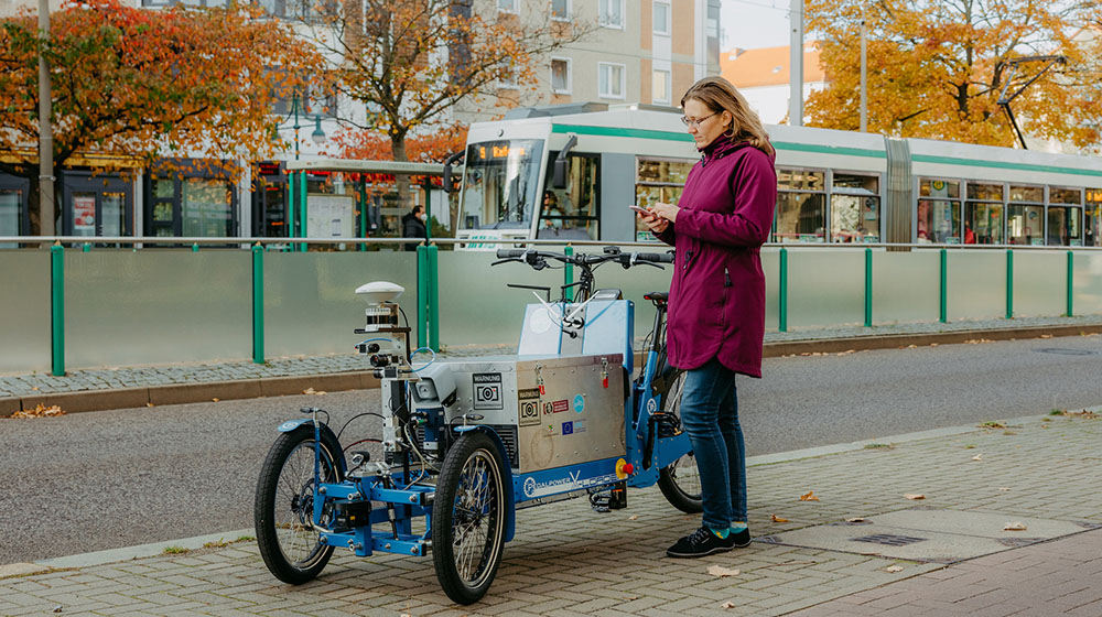 /unimagdeburg_media/Presse/Bilder/Pressemitteilungen/2023/Autonome+Lastenr%C3%A4der+per+App+zur+Bahnhaltestelle+rufen+%28c%29+Jana+D%C3%BCnnhaupt+Uni+Magdeburg-height-560-width-1000.jpg
