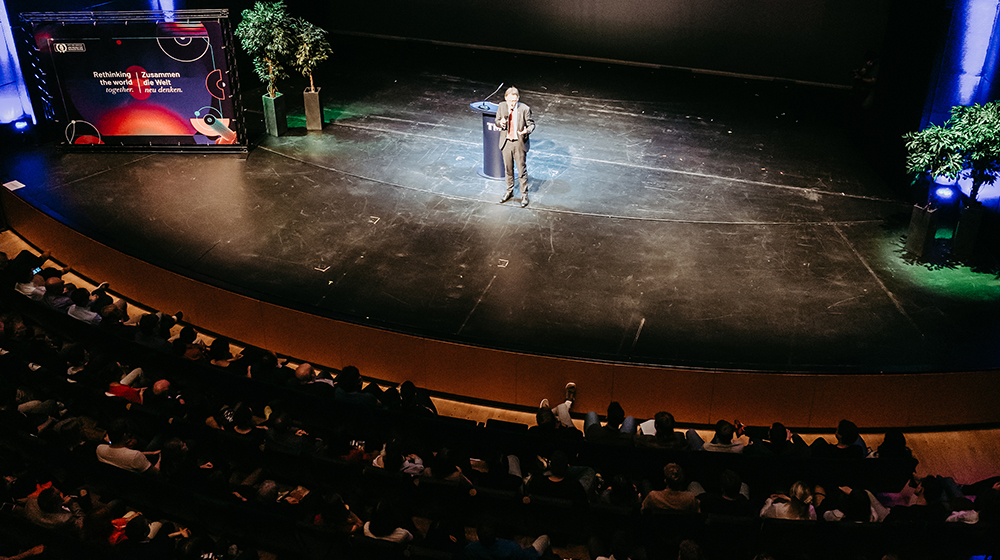 /unimagdeburg_media/Presse/Bilder/Pressemitteilungen/2023/Begr%C3%BC%C3%9Fung+der+neuen+Studierenden+der+Uni+Magdeburg+durch+den+Rektor+auf+der+B%C3%BChne+im+Opernhaus+%28c%29+Jana+D%C3%BCnnhaupt-height-560-width-1000.jpg