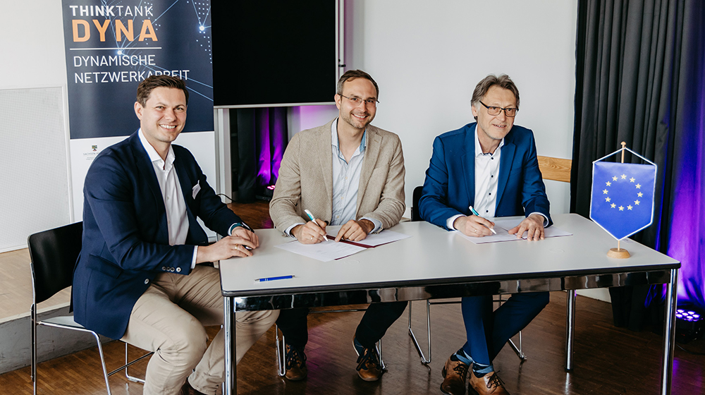 /unimagdeburg_media/Presse/Bilder/Pressemitteilungen/2023/Bei+der+Unterzeichnung+des+Rahmenvertrags+zwischen+der+Uni+Magdeburg+und+Tesvolt+%28c%29+Jana+D%C3%BCnnhaupt+Uni+Magdeburg-height-560-width-1000-p-106920.jpg
