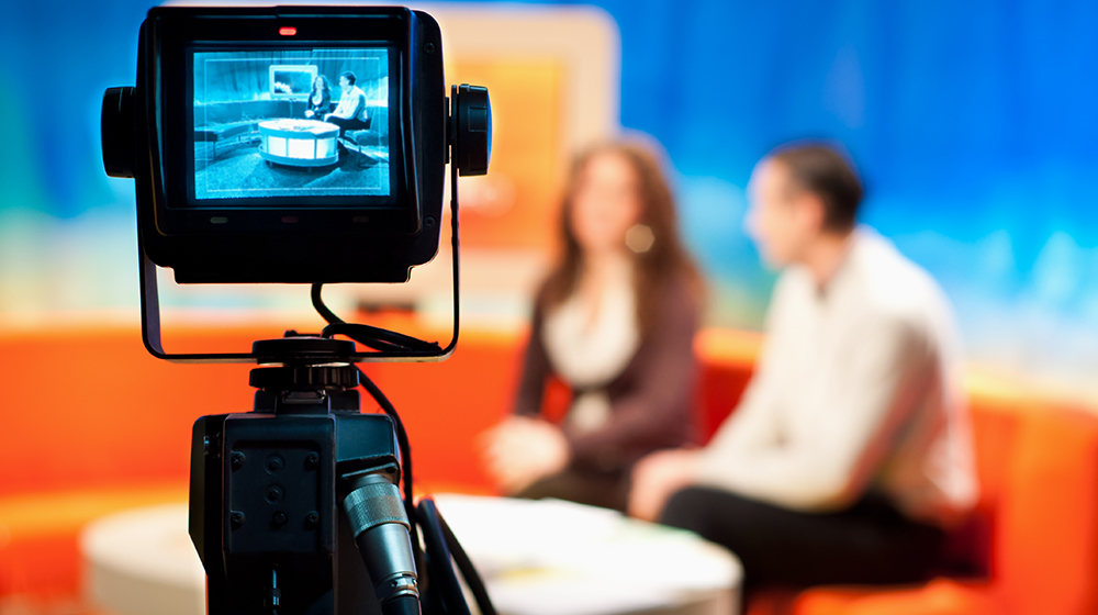 /unimagdeburg_media/Presse/Bilder/Pressemitteilungen/2023/Blick+durch+den+Videokamerasucher+bei+der+Aufzeichnung+einer+Fernsehsendung+%28c%29+shutterstock+IxMaster-height-560-width-1000.jpg