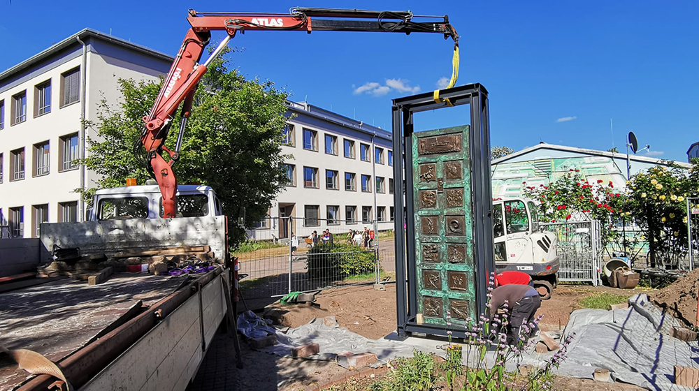 /unimagdeburg_media/Presse/Bilder/Pressemitteilungen/2023/Bronzestele+auf+dem+Campus+der+Uni+Magdeburg+%28c%29+Clemens+Klein-height-560-width-1000.JPG