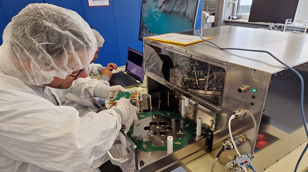 /unimagdeburg_media/Presse/Bilder/Pressemitteilungen/2023/Der+Einbau+des+Experimentblocks+in+das+FLUMIAS_ISS_Gestell_+Der+Block+enth%C3%A4lt+das+Untersuchungsobjekt+und+ein+Lebenserhaltungssystem+f%C3%BCr+die+Zellen_+Das+Mikroskop+befindet+sich+auf+der+Zentrifuge+im+Gestell+%28c%29+M_+Kr%C3%BCger+OVGU-height-560-width-1000-p-108566.jpg
