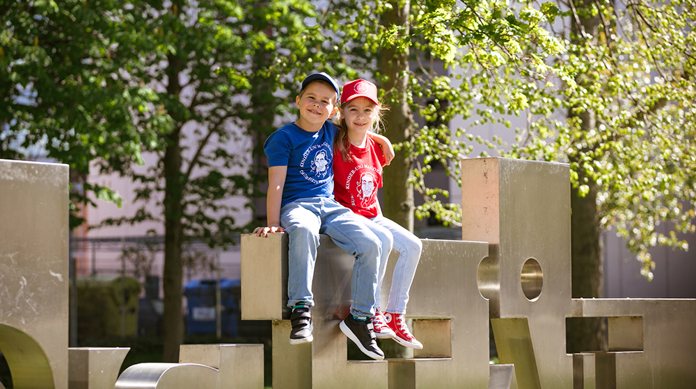/unimagdeburg_media/Presse/Bilder/Pressemitteilungen/2023/Die+Kinder_Uni+Botschafter+Henri+und+Nora+%28c%29+Jana+Du%CC%88nnhaupt+Uni+Magdeburg-height-560-width-1000-p-107600.jpg