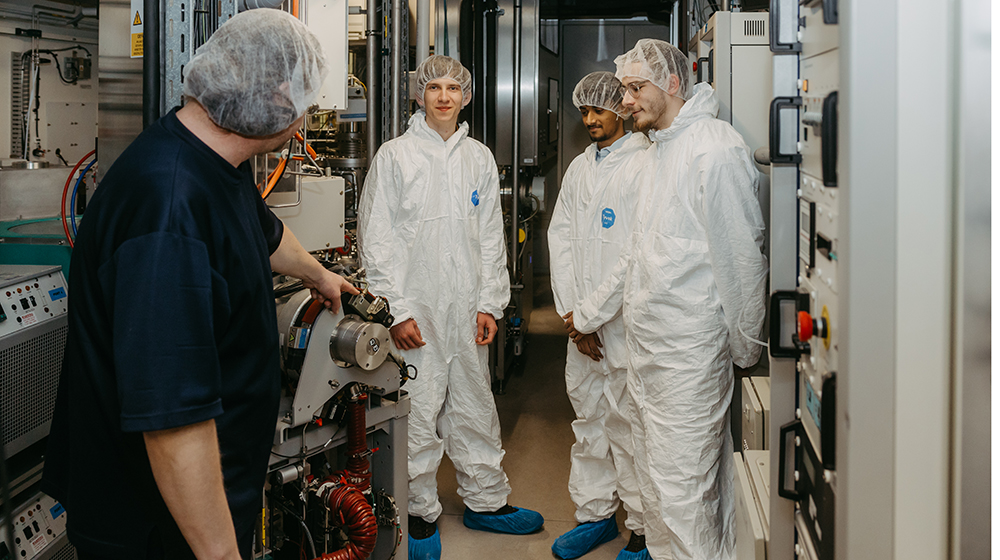 /unimagdeburg_media/Presse/Bilder/Pressemitteilungen/2023/Drei+Sch%C3%BCler+informieren+sich+im+Reinraum+der+Universit%C3%A4t+Magdeburg+%C3%BCber+den+Ausbildungsberuf+Mikrotechnologie+%28c%29++Jana+D%C3%BCnnhaupt+Universit%C3%A4t+Magdeburg-height-560-width-1000.jpg