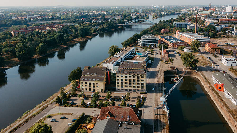 /unimagdeburg_media/Presse/Bilder/Pressemitteilungen/2023/Eine+Luftaufnahme+des+Wissenschaftshafens+mit+Blick+auf+den+Dom+%28c%29+Jana+D%C3%BCnnhaupt+Uni+Mageburg-height-560-width-1000.jpg
