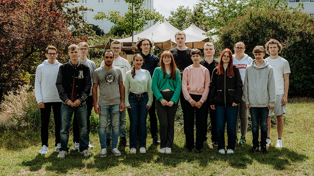 /unimagdeburg_media/Presse/Bilder/Pressemitteilungen/2023/F%C3%BCnfzehn+junge+M%C3%A4nner+und+Frauen+starten+im+August+ihre+Ausbildung+an+der+Uni+Magdeburg+%28c%29+Hannah+Theile+Uni+Magdeburg-height-560-width-1000.jpg