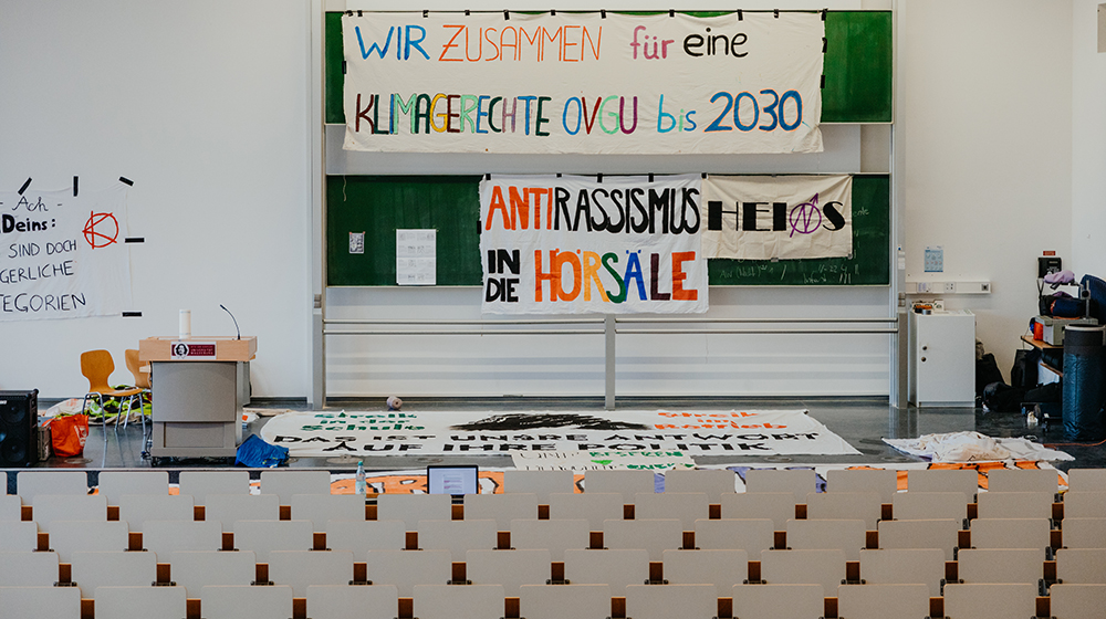 /unimagdeburg_media/Presse/Bilder/Pressemitteilungen/2023/Foto+aus+dem+besetzten+Ho%CC%88rsaal+%28c%29+Anna+Friese+Uni+Magdeburg-height-560-width-1000.jpg