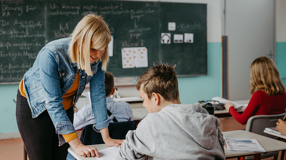 /unimagdeburg_media/Presse/Bilder/Pressemitteilungen/2023/Junge+Lehrerin+erkl%C3%A4rt+einem+Sch%C3%BCler+eine+Aufgabe+im+Klassenraum+%28c%29+Jana+D%C3%BCnnhaupt+Uni+Magdeburg-height-560-width-1000.jpg