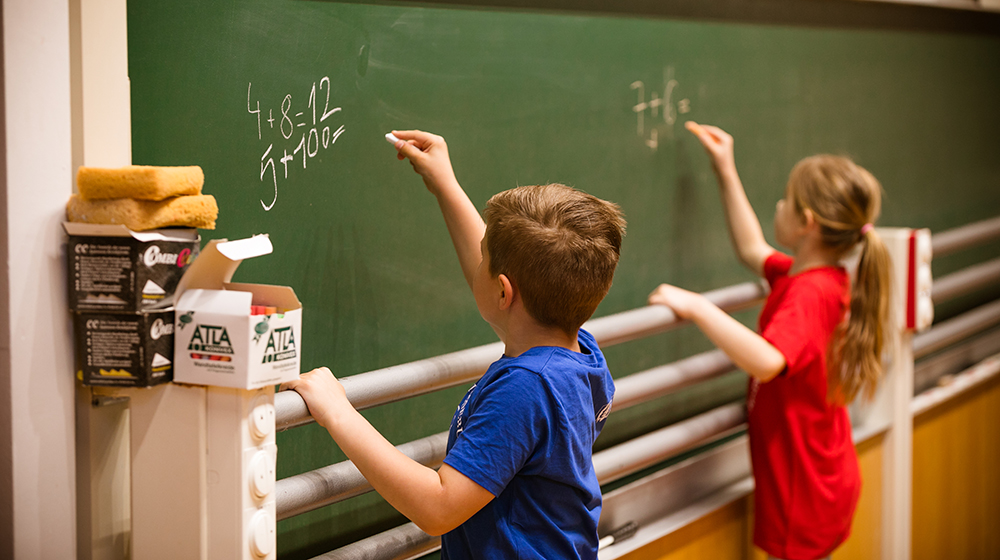 /unimagdeburg_media/Presse/Bilder/Pressemitteilungen/2023/Kinder+rechnen+an+der+Tafel+%28c%29+Jana+D%C3%BCnnhaupt-height-560-width-1000.jpg