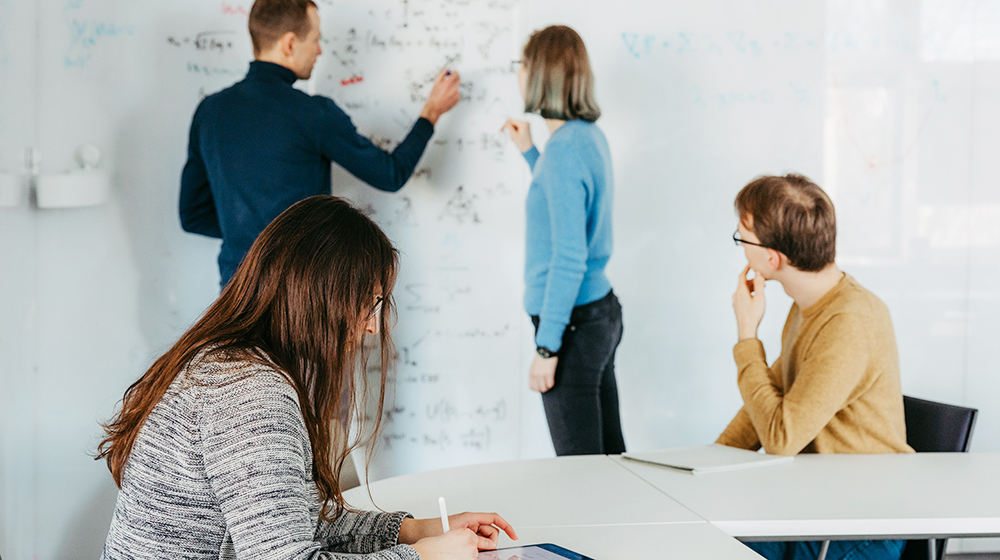 /unimagdeburg_media/Presse/Bilder/Pressemitteilungen/2023/Mathematiker%2Ainnen+berechnen+komplexe+Formeln+an+einem+Whiteboard+%28c%29+Jana+Du%CC%88nnhaupt+Uni+Magdeburg-height-560-width-1000.jpg
