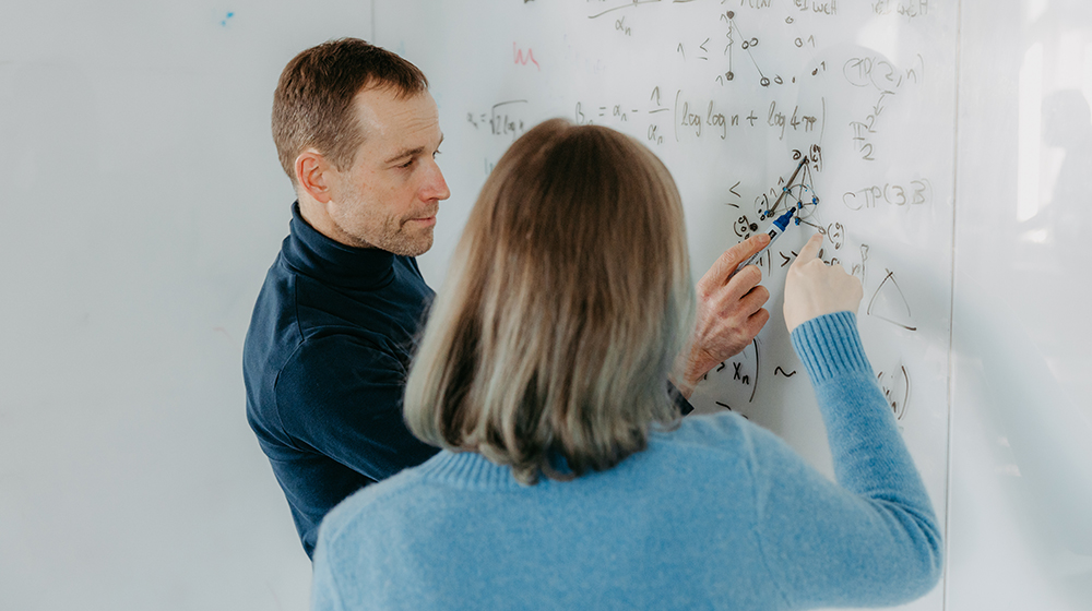 /unimagdeburg_media/Presse/Bilder/Pressemitteilungen/2023/Mathematiker+berechnen+an+einem+WhiteBoard+eine+komplexe+Gleichung+%28c%29+Jana+Du%CC%88nnhaupt+Uni+Magdeburg-height-560-width-1000.jpg