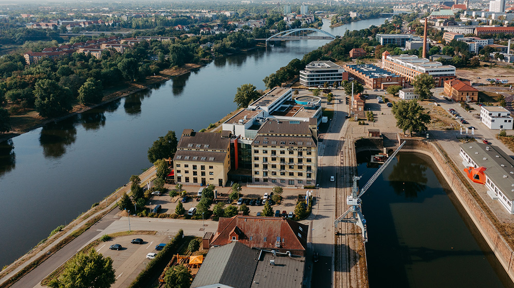 /unimagdeburg_media/Presse/Bilder/Pressemitteilungen/2023/Mit+transPORT%E2%80%9C+soll+ein+Ort+entstehen_+an+dem+die+vier+Bereiche+Wissenschaft_+Wirtschaft_+Wohnen+und+Wohlfu%CC%88hlen+intensiv+verzahnt+werden+%28c%29+Jana+Du%CC%88nnhaupt_Uni+Magdeburg-height-560-width-1000-p-109578.jpg