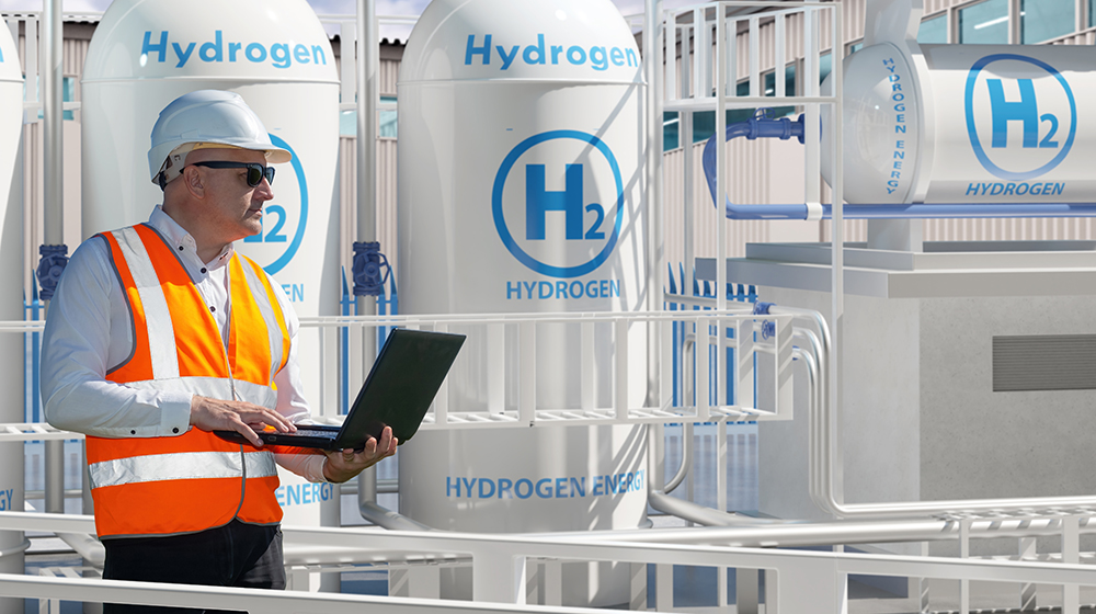 /unimagdeburg_media/Presse/Bilder/Pressemitteilungen/2023/Mitarbeiter+Energieversorger+vor+Wasserstofftanks+%28c%29+Shutterstock+FOTOGRIN-height-560-width-1000.jpg