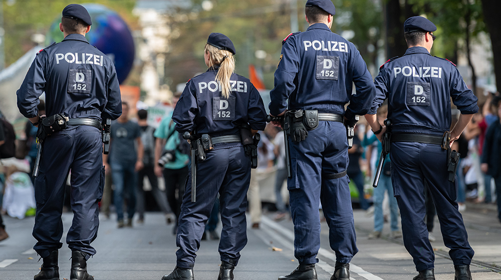 /unimagdeburg_media/Presse/Bilder/Pressemitteilungen/2023/Polizisten+bei+einem+Einsatz+%28c%29+Shutterstock+Stefan+Rotter-height-560-width-1000.jpg