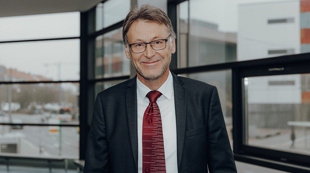 /unimagdeburg_media/Presse/Bilder/Pressemitteilungen/2023/Portr%C3%A4t+Rektor+Prof_+Dr_+Jens+Strackeljan+%28c%29+Jana+D%C3%BCnnhaupt+Uni+Magdeburg-height-560-width-1000-p-106690.jpg