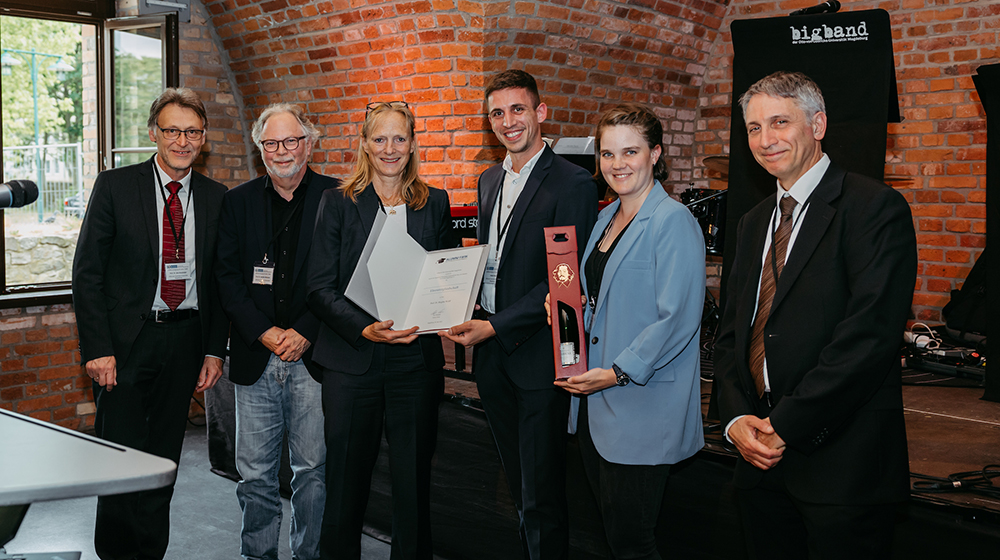 /unimagdeburg_media/Presse/Bilder/Pressemitteilungen/2023/Prof_+Dr_+Jens+Strackeljan_+Prof_+Dr_+Joachim+Weimann_+Prof_+Dr_+Birgitta+Wolff_+Fabian+Felser_+Kaja+Cordes+und+Prof_+Dr_+Abdolkarim+Sadrieh+%28c%29+Jana+D%C3%BCnnhaupt+Uni+Magdeburg-height-560-width-1000-p-107702.jpg