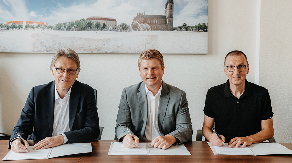 /unimagdeburg_media/Presse/Bilder/Pressemitteilungen/2023/Prof_+Jens+Strackeljan_+Tobias+Knoch_+und+Prof_+Lutz+Schega+%28von+links+nach+rechts%29+unterschreiben+den+Kooperationsvertrag+%28c%29+Hannah+Theile+Uni+Magdeburg-height-560-width-1000-p-108866.jpg