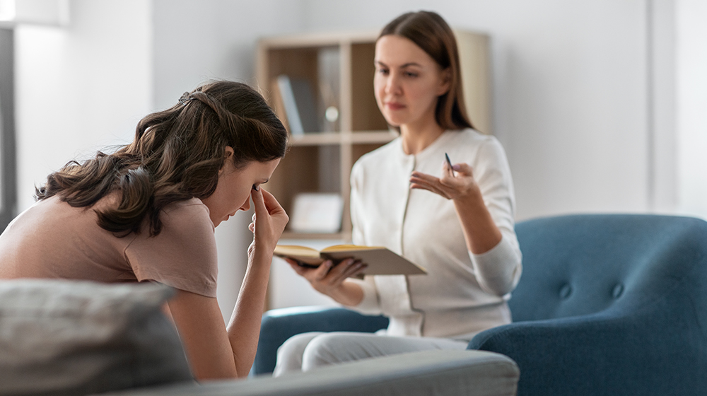 /unimagdeburg_media/Presse/Bilder/Pressemitteilungen/2023/Psychologin+mit+Notizbuch_+die+mit+gestressten+Patientin+wa%CC%88hrend+der+Psychotherapie_Sitzung+spricht+%28c%29+Shutterstock+Ground+Picture-height-560-width-1000-p-107074.jpg