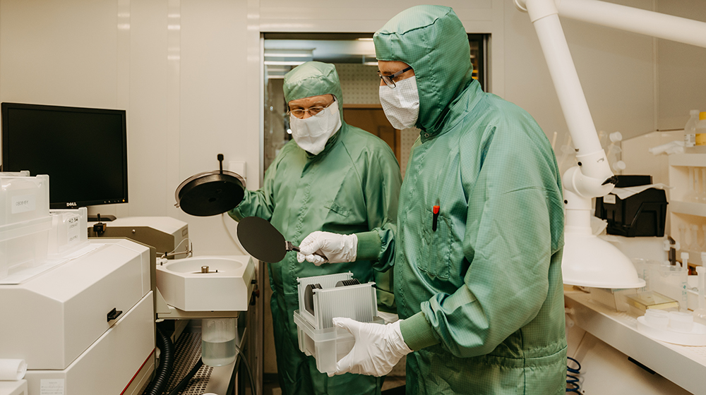 /unimagdeburg_media/Presse/Bilder/Pressemitteilungen/2023/Reinraum+der+Universita%CC%88t+Magdeburg+%28c%29+Jana+Du%CC%88nnhaupt+Uni+Magdeburg-height-560-width-1000-p-107320.jpg