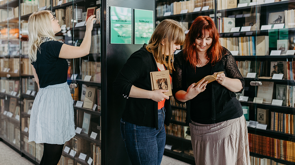 /unimagdeburg_media/Presse/Bilder/Pressemitteilungen/2023/Studentinnen+lesen+B%C3%BCcher+vor+Regalen+in+der+Universit%C3%A4tsbibliothek+%28c%29+Jana+D%C3%BCnnhaupt+Uni+Magdeburg-height-560-width-1000.jpg