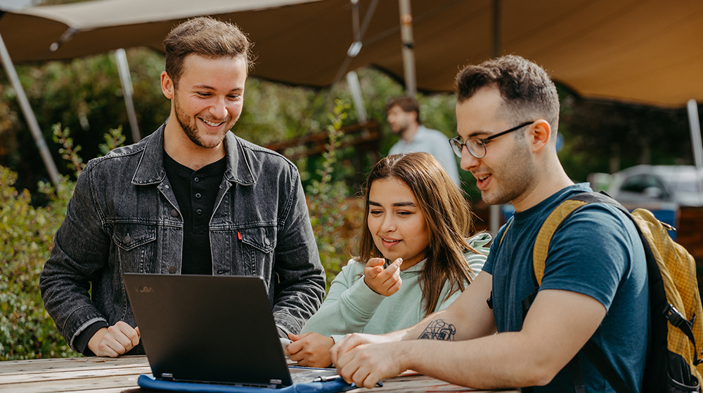 /unimagdeburg_media/Presse/Bilder/Pressemitteilungen/2023/Studierende+auf+dem+Campus+%28c%29+Jana+D%C3%BCnnhaupt+Uni+Magdeburg-height-560-width-1000.jpg