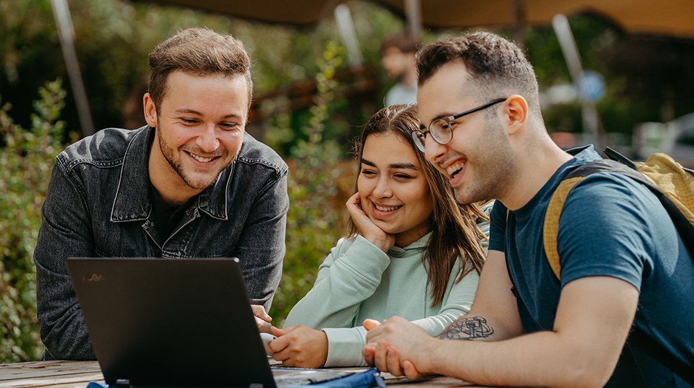 /unimagdeburg_media/Presse/Bilder/Pressemitteilungen/2023/Studierende+auf+dem+Campus+%28c%29+Jana+Du%CC%88nnhaupt+Uni+Magdeburg-height-560-width-1000-p-105738.jpg