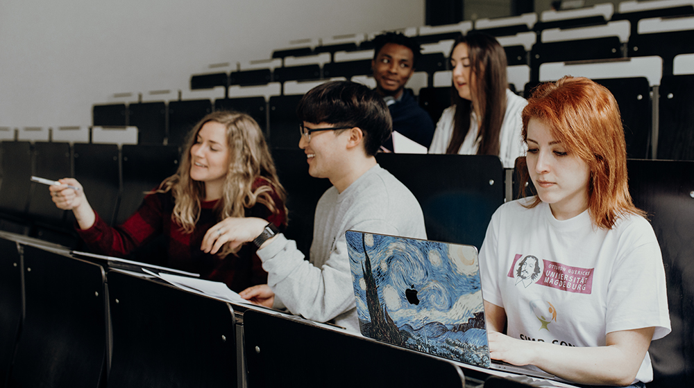 /unimagdeburg_media/Presse/Bilder/Pressemitteilungen/2023/Studierende+im+Ho%CC%88rsaal+%28c%29+Jana+Du%CC%88nnhaupt+Uni+Magdeburg-height-560-width-1000.jpg