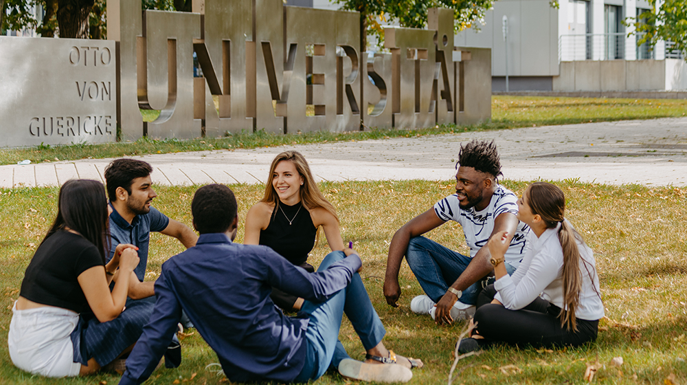 /unimagdeburg_media/Presse/Bilder/Pressemitteilungen/2023/Studierende+vor+der+Uniporta+%28c%29+Jana+Du%CC%88nnhaupt+Uni+Magdeburg-height-560-width-1000.jpg