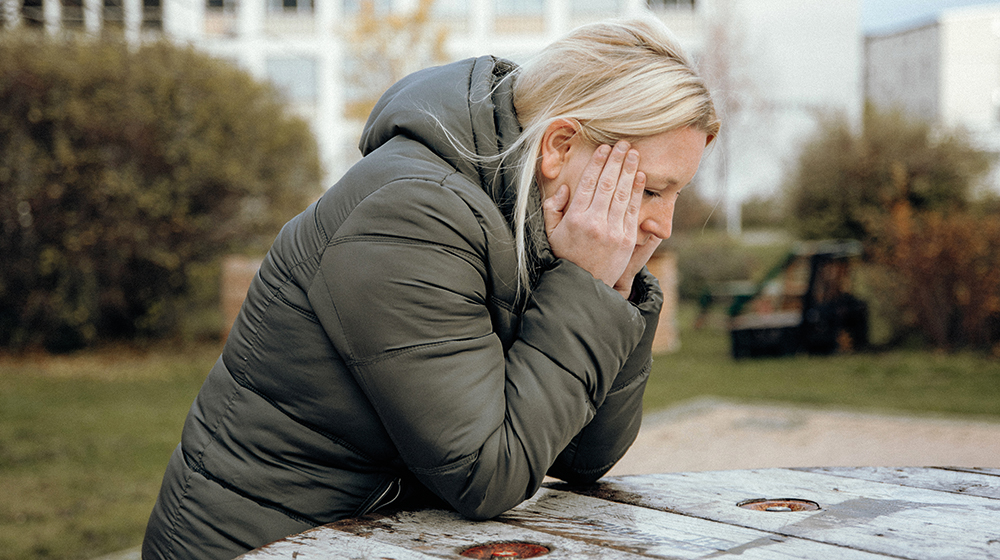 /unimagdeburg_media/Presse/Bilder/Pressemitteilungen/2023/Traurige+Frau+stu%CC%88tzt+sich+betru%CC%88bt+auf+ihren+Ha%CC%88nden+ab+%28c%29+Jana+Du%CC%88nnhaupt+Uni+Magdeburg-height-560-width-1000.jpg