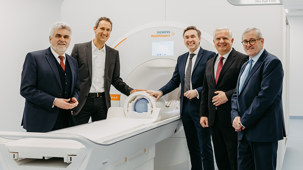 /unimagdeburg_media/Presse/Bilder/Pressemitteilungen/2023/Wissenschaftsminister+Prof_+Willingmann_+Prof_+Speck_+der+Staatssekreta%CC%88r+Dr_+Wu%CC%88nsch_+Dr_+Kaindl+von+Siemens+Healthineers+und+der+Staatssekreta%CC%88r+Dr_+Ude+weihen+MRT+ein+%28c%29+Jana+Du%CC%88nnhaupt+Uni+Magdeburg-height-560-width-1000-p-105634.jpg