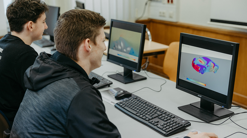 /unimagdeburg_media/Presse/Bilder/Pressemitteilungen/2023/Zwei+m%C3%A4nnliche+Studierende+sitzen+vor+Computern_+auf+den+Bildschirmen+sieht+man+Simulationen+von+einem+Auto+und+der+Oper+in+Australien+%28c%29+Jana+D%C3%BCnnhaupt+Uni+Magdeburg-height-560-width-1000-p-107378.jpg