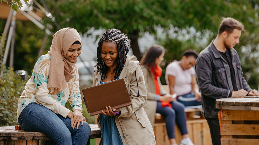 /unimagdeburg_media/Presse/Bilder/Pressemitteilungen/2023/zwei+internationale+Studierende+stehen+auf+dem+Campus+der+Uni+Magdeburg+und+schauen+sich+etwas+auf+einem+Tablet+an+%28c%29+Jana+Du%CC%88nnhaupt+Uni+Magdeburg-height-560-width-1000.jpg
