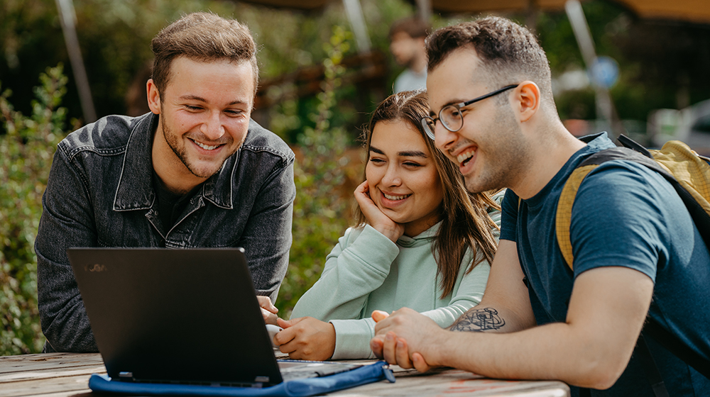 /unimagdeburg_media/Presse/Bilder/Pressemitteilungen/2024/Drei+Studierende+gucken+zusammen+auf+einen+Laptop+%28c%29+Jana+Du%CC%88nnhaupt+_+Uni+Magdeburg-height-560-width-1000-p-115258.jpg