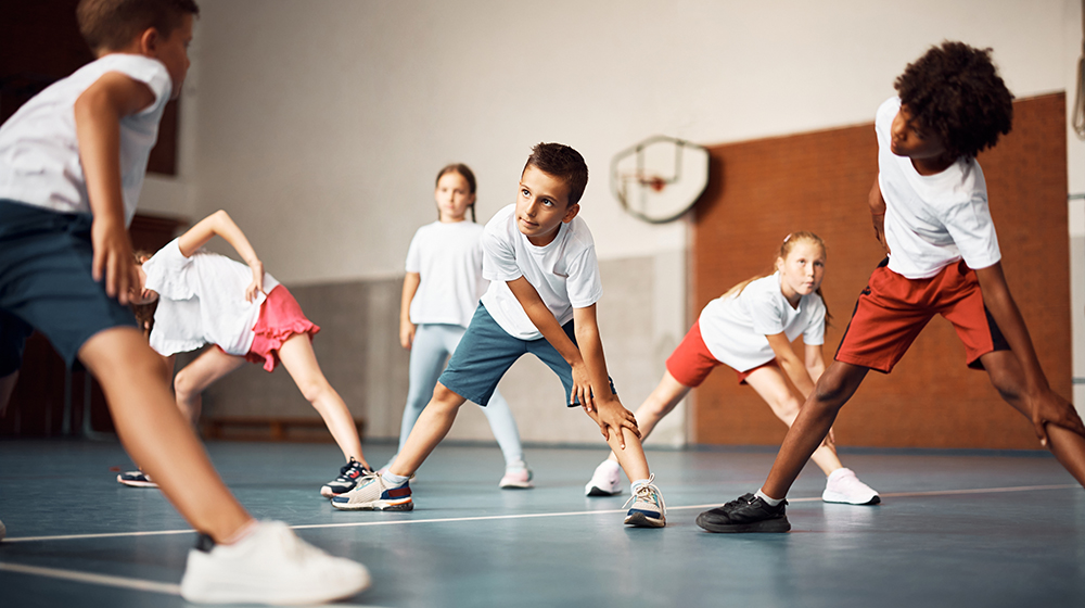 /unimagdeburg_media/Presse/Bilder/Pressemitteilungen/2024/Mehrere+Kinder+machen+gemeinsam+in+einer+Turnhall+Sport+%28c%29+Drazen+Zigic+Shutterstock-height-560-width-1000.jpg