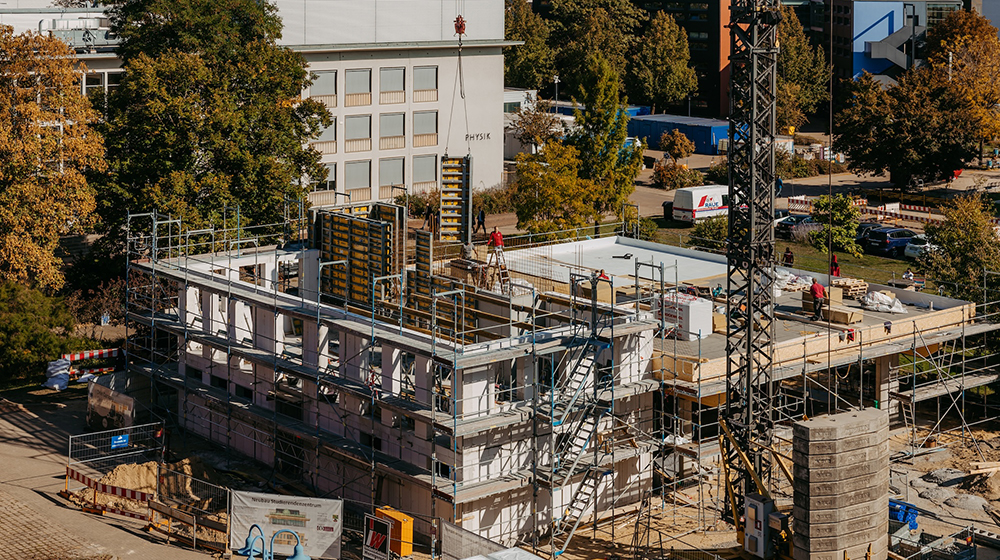 /unimagdeburg_media/Presse/Bilder/Pressemitteilungen/2025/Baustelle+Neubau+Studierendenzentrum+%28c%29+Jana+Du%CC%88nnhaupt_Uni+Magdeburg-height-560-width-1000.jpg