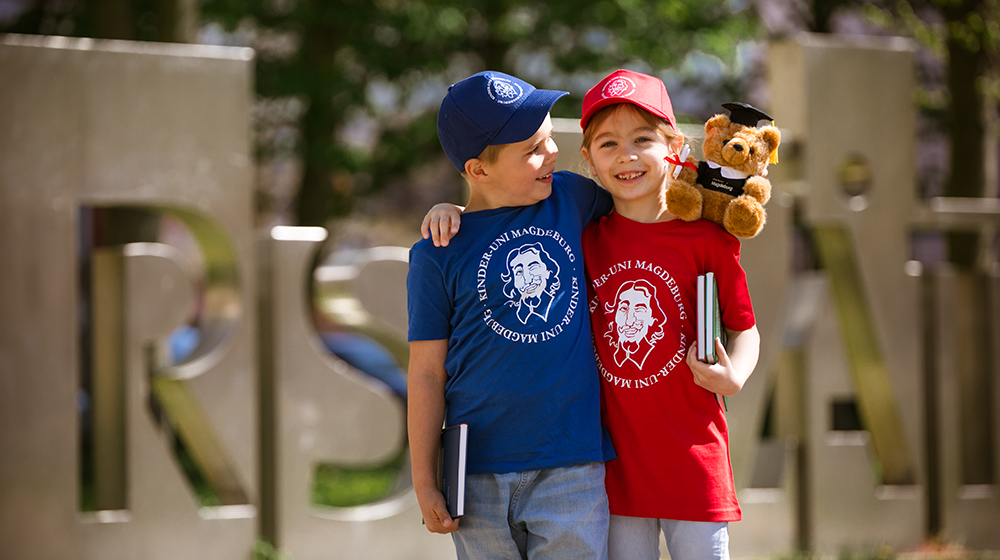 /unimagdeburg_media/Presse/Bilder/Pressemitteilungen/2025/Kinder+der+Kinder_Uni+vor+der+Uniporta+%28c%29+Jana+D%C3%BCnnhaupt+Uni+Magdeburg-height-560-width-1000-p-119735.jpg