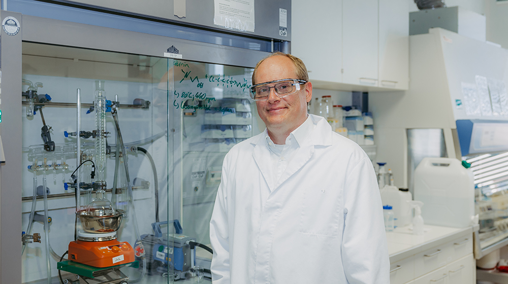 /unimagdeburg_media/Presse/Bilder/Pressemitteilungen/2025/Prof_+Dr_+Jan+von+Langermann+steht+im+Labor+am+Institut+f%C3%BCr+Chemie+der+Uni+Magdeburg_+Im+Hintergrund+sind+diverse+chemische+Instrumente+zu+sehen_+%28c%29+Jana+D%C3%BCnnhaupt+_+Uni+Magdeburg-height-560-width-1000-p-120626.jpg