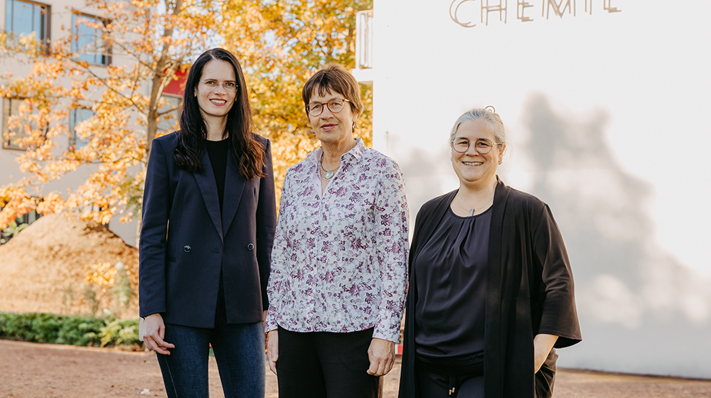 /unimagdeburg_media/Presse/Bilder/Pressemitteilungen/2025/Prof_+Hana+Bunzen_+Prof_+Franziska+Scheffler_+Dr_+Alexandra+Lieb+%28von+links+nach+rechts%29+vom+Lehrstuhl+fu%CC%88r+Technische+Chemie+der+Uni+Magdeburg_%28c%29+Jana+Du%CC%88nnhaupt_Uni+Magdeburg-height-560-width-1000-p-128535.jpg