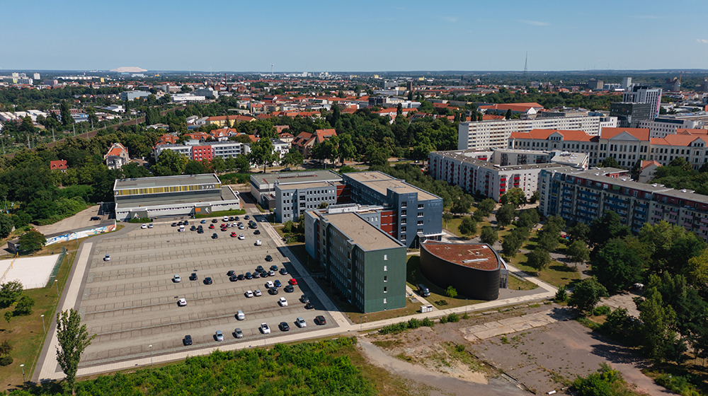 /unimagdeburg_media/Presse/Bilder/Pressemitteilungen/2026/Blick+von+oben+auf+den+Campus+Zschokke_Stra%C3%9Fe+der+Uni+Magdeburg+%28c%29+Jana+Du%CC%88nnhaupt_Universita%CC%88t+Magdeburg-height-560-width-1000-p-136598.jpg