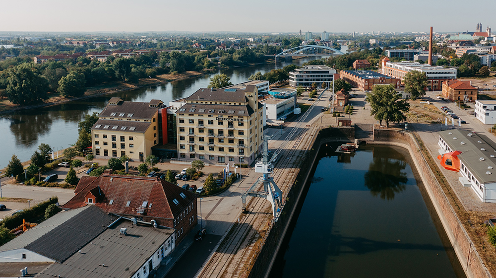 /unimagdeburg_media/Presse/Bilder/Pressemitteilungen/2026/Eine+Drohnenaufnahme+%C3%BCber+dem+Wissenschaftshafen_+%28c%29+Jana+D%C3%BCnnhaupt+Uni+Magdeburg-height-560-width-1000-p-140668.jpg