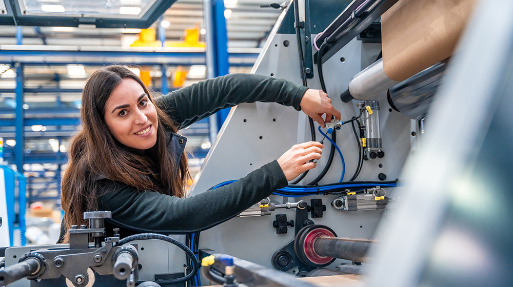 /unimagdeburg_media/Presse/Bilder/Pressemitteilungen/2026/Frau+repariert+Maschine+in+Werkhalle+%28c%29+Shutterstock-height-560-width-1000.jpg