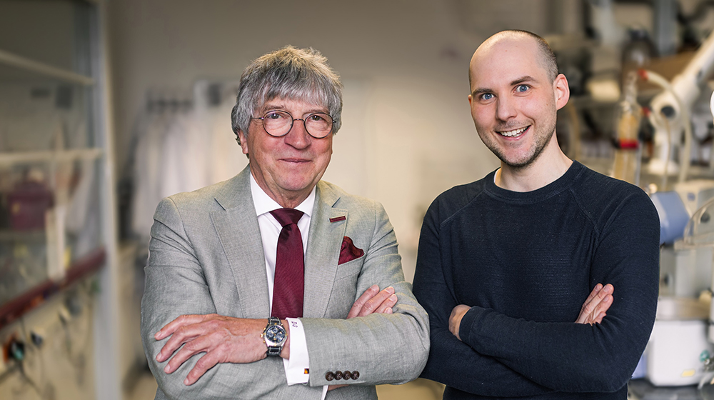/unimagdeburg_media/Presse/Bilder/Pressemitteilungen/2026/Prof_+Dieter+Schinzer+und+Dr_+Adrian+Press+%28c%29+Augenwerke+Fotografie_Nadine+Grimm-height-560-width-1000-p-140426.jpg