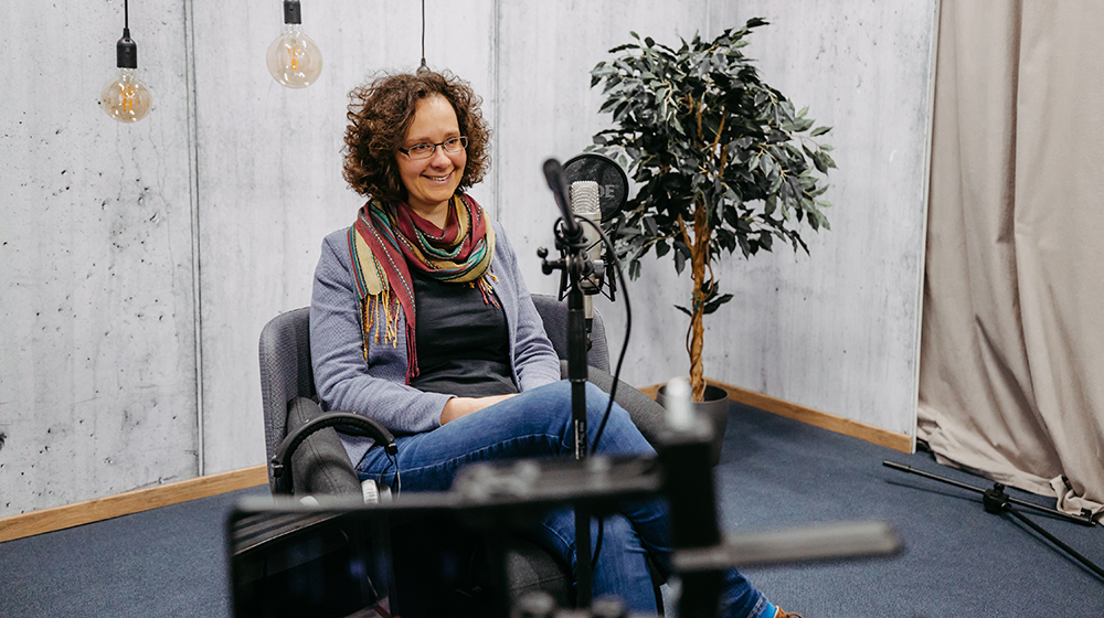 Silke Rühmland bei den Aufnahmen des Podcasts (Foto: Jana Dünnhaupt / Uni Magdeburg)