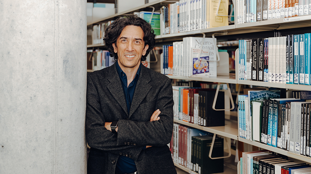 Prof. Ernesto De Luca in der Bibliothek der Uni Magdeburg (Foto: Jana Dünnhaupt / Uni Magdeburg)