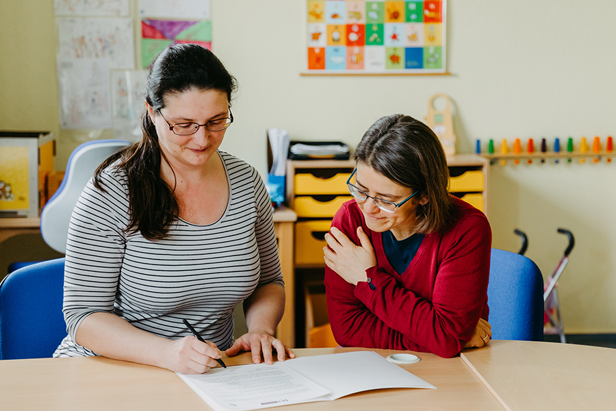 Sandra Börner unterschreibt den Vertrag für das Familienstipendium mit Frau Dr. Lesske (c) Jana Dünnhaupt