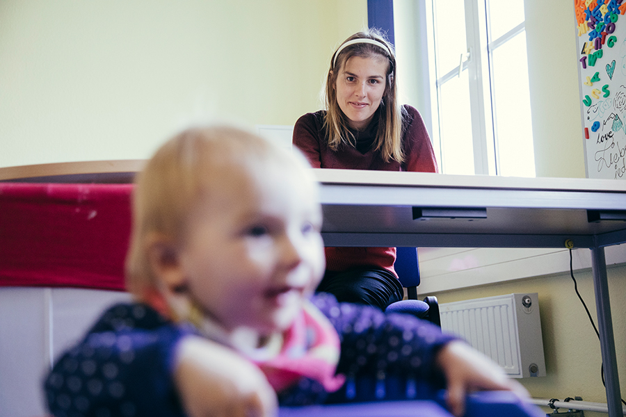 Laura Kundler und Tochter Lilija im Eltern Kind Zimmer im Gebäude 18 (c) Harald Krieg / Uni Magdeburg