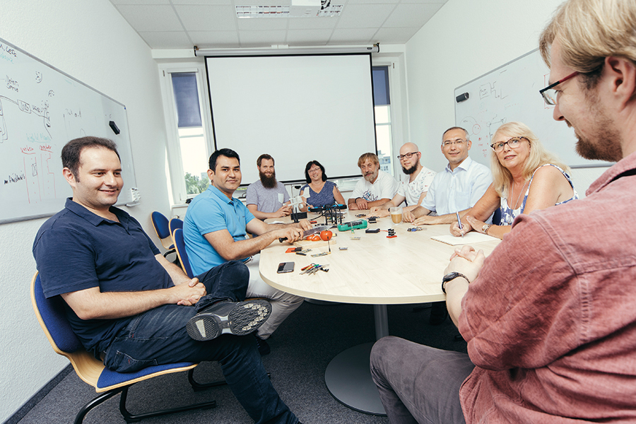 ComSys-Wissenschaftler bei der Diskussion über zukünftige Forschungsthemen. (c) Harald Krieg / Uni Magdeburg