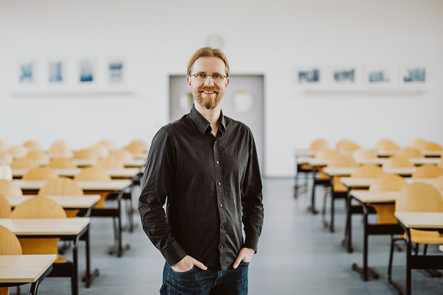 Prof. Stober im Seminarraum an der Uni Magdeburg (c) Jana Dünnhaupt / Uni Magdeburg